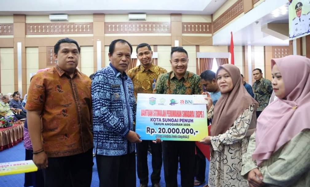Wako Alfin Serahkan 146 Bantuan Bedah Rumah di Sungai Penuh