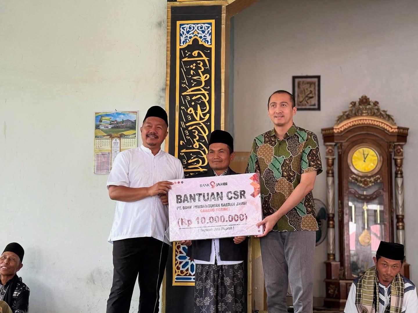 Bupati Kerinci Gandeng Bank Jambi Salurkan CSR untuk Masjid Nurul Iman Mukai Tinggi