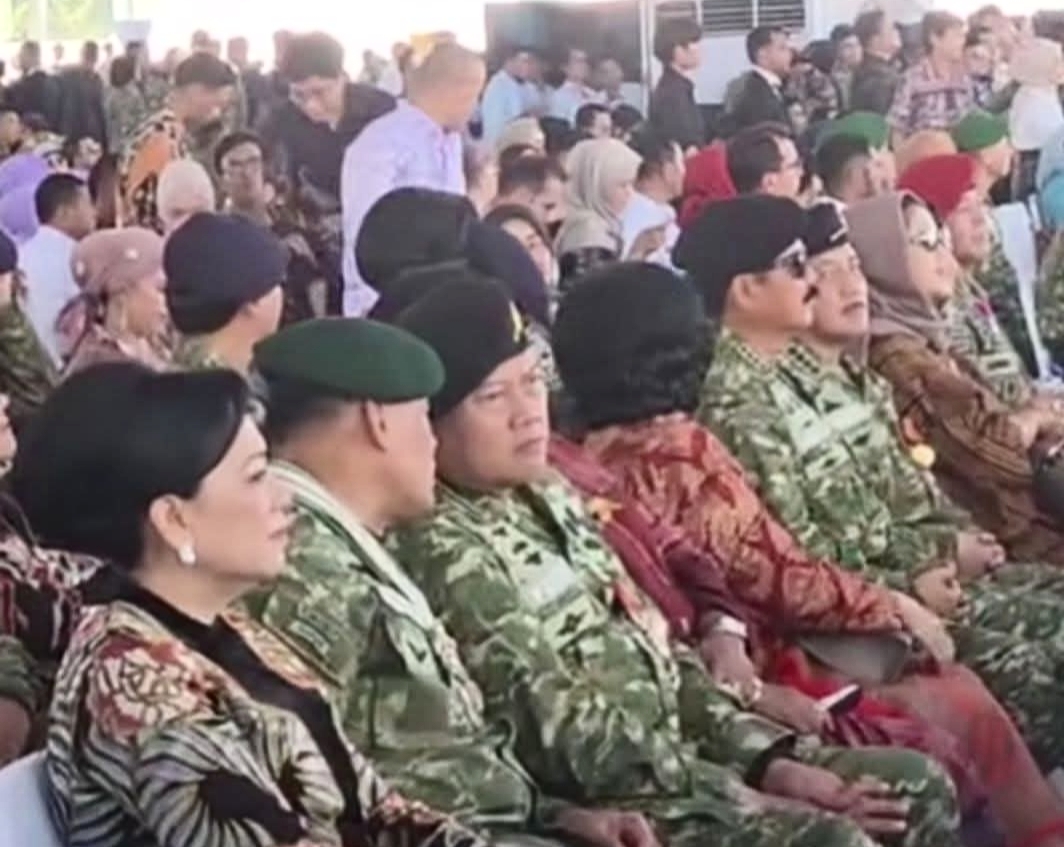 Momen Langka Dua Mantan Panglima TNI Bertemu di Panggung Kehormatan