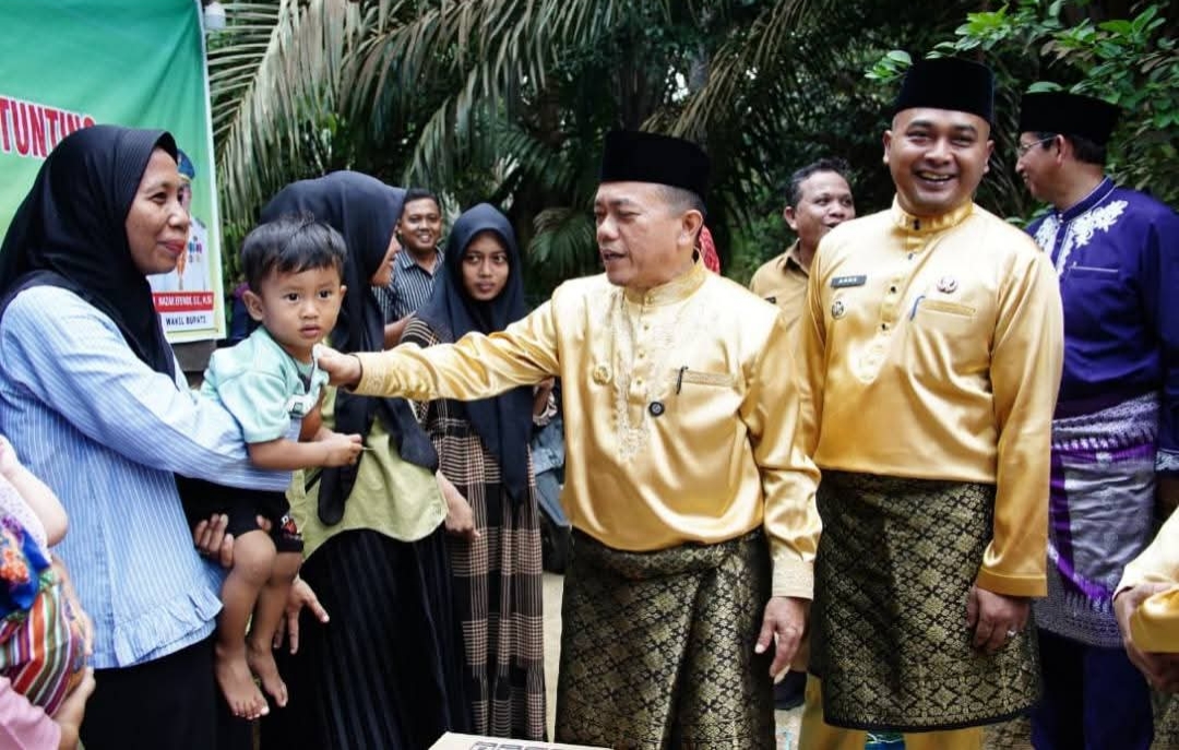Bupati Tebo Serahkan Bantuan untuk Balita dan Keluarga Berisiko Stunting