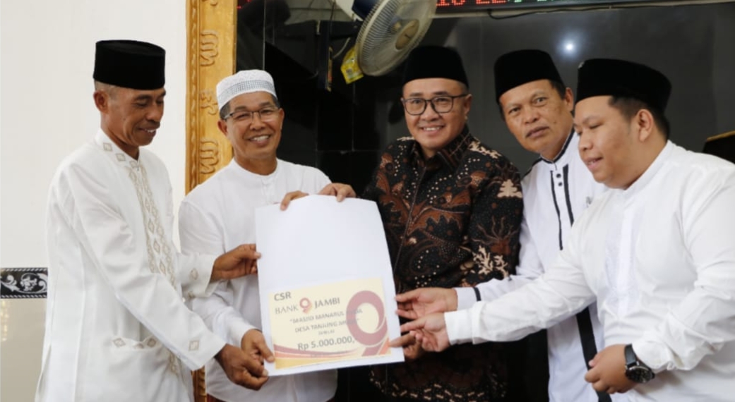 Safari Jumat Pemkot Sungai Penuh, Wako Alfin dan Wawako Azhar Serahkan Bantuan Rp5 Juta