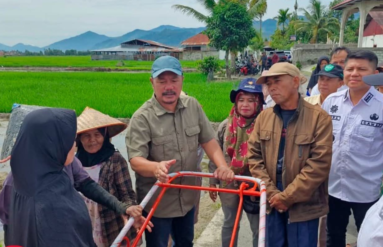 Bupati Kerinci Serahkan Mesin Hidrotiller dan Benih Padi di Desa Belui