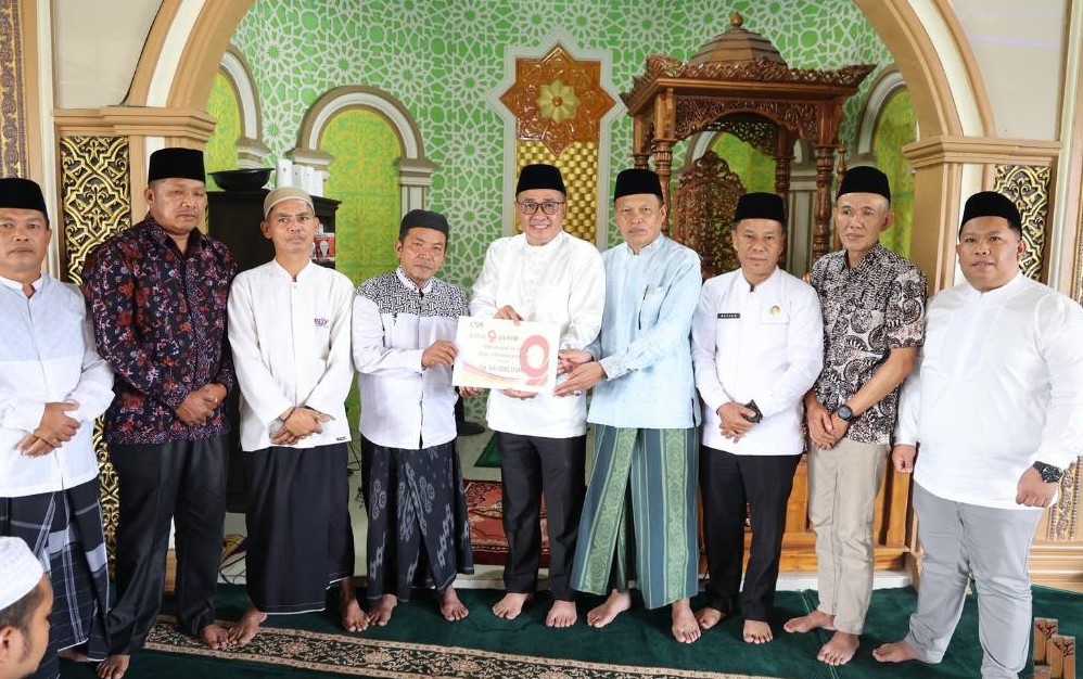Safari Jumat di Sungai Penuh, Wali Kota Alfin Serahkan Bantuan Masjid Rp10 Juta