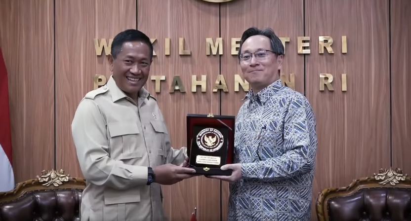 Wakil Menteri Pertahanan Donny Ermawan Taufanto (Kiri) menerima kunjungan kehormatan H.E. Mr. Mitsuru Myochin, (Kanan) Chargé d’Affaires ad interim Kedutaan Besar Jepang