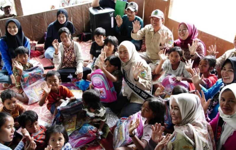 Bunda Paud Tebo , membina layanan Pendidikan Anak Usia Dini (PAUD) bagi komunitas Suku Anak Dalam (SAD).