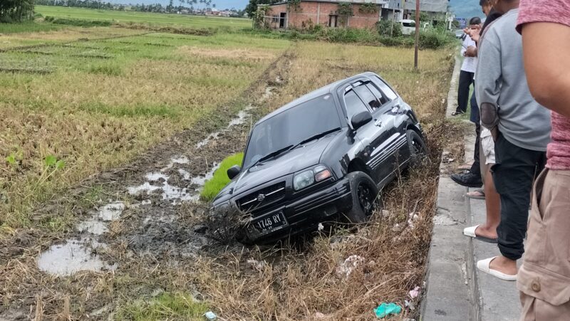 Pengemudi Sakit Mendadak, Escudo Masuk Sawah di Sungai Liuk