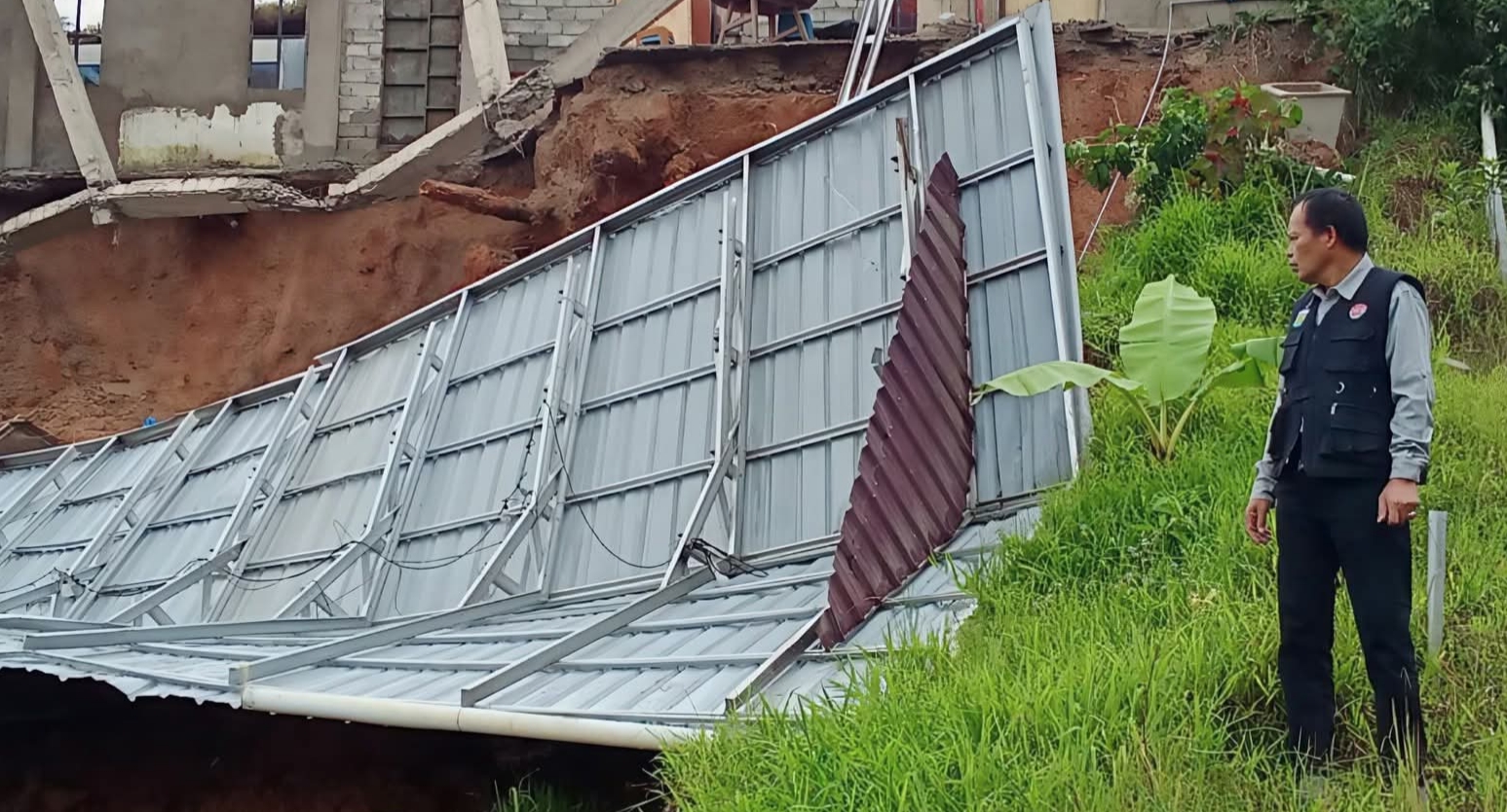 Longsor KM 13 Puncak Dibersihkan, Wawako Pastikan Jalan Kembali Normal