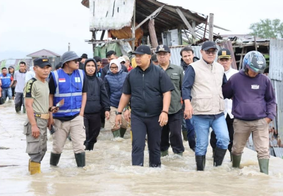 Alfin bersama BPBD, Dinas PU, Dinas Ketahanan Pangan, dan aparat kecamatan menyusuri permukiman warga yang terendam serta mengecek peningkatan debit air.