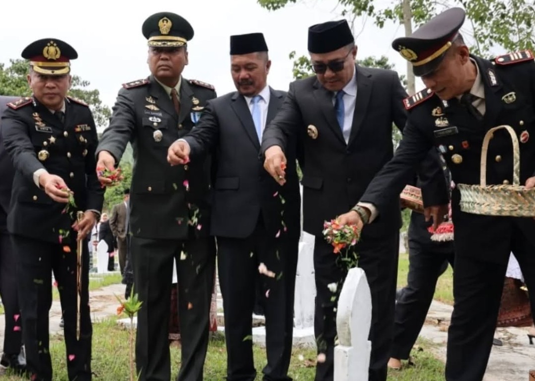 Wali Kota Sungai Penuh Ziarah Nasional Hari Pahlawan di TMP Semumu dan Makam Depati Parbo