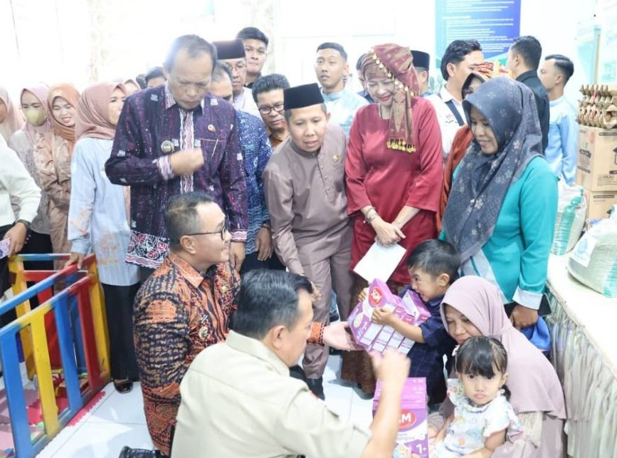 Al Haris Serahkan Bantuan ke Warga Sungai Penuh