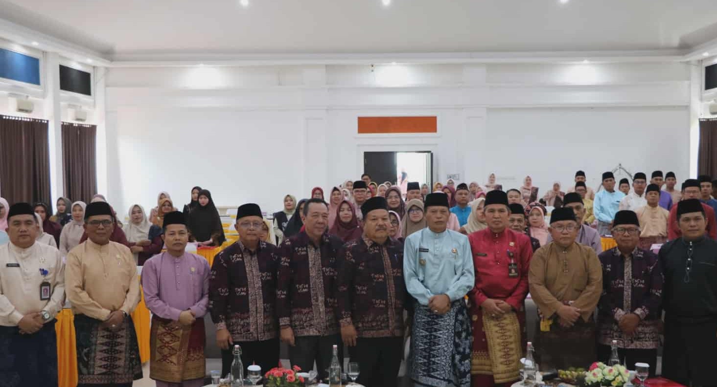 Wakil Wali Kota Sungai Penuh, Azhar Hamzah, membuka Seminar Buku Muatan Lokal Budaya Daerah untuk jenjang SD dan SMP di Grand Hotel Kerinci