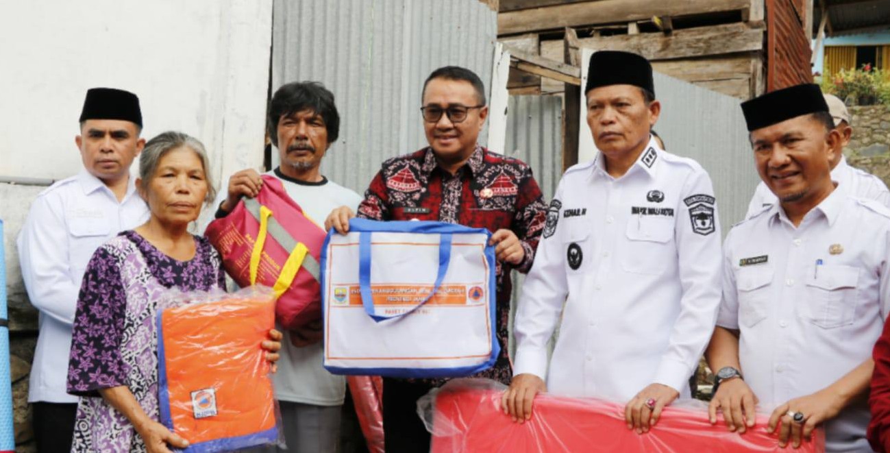 Pemerintah Kota Sungai Penuh menyalurkan bantuan kepada keluarga yang terdampak musibah