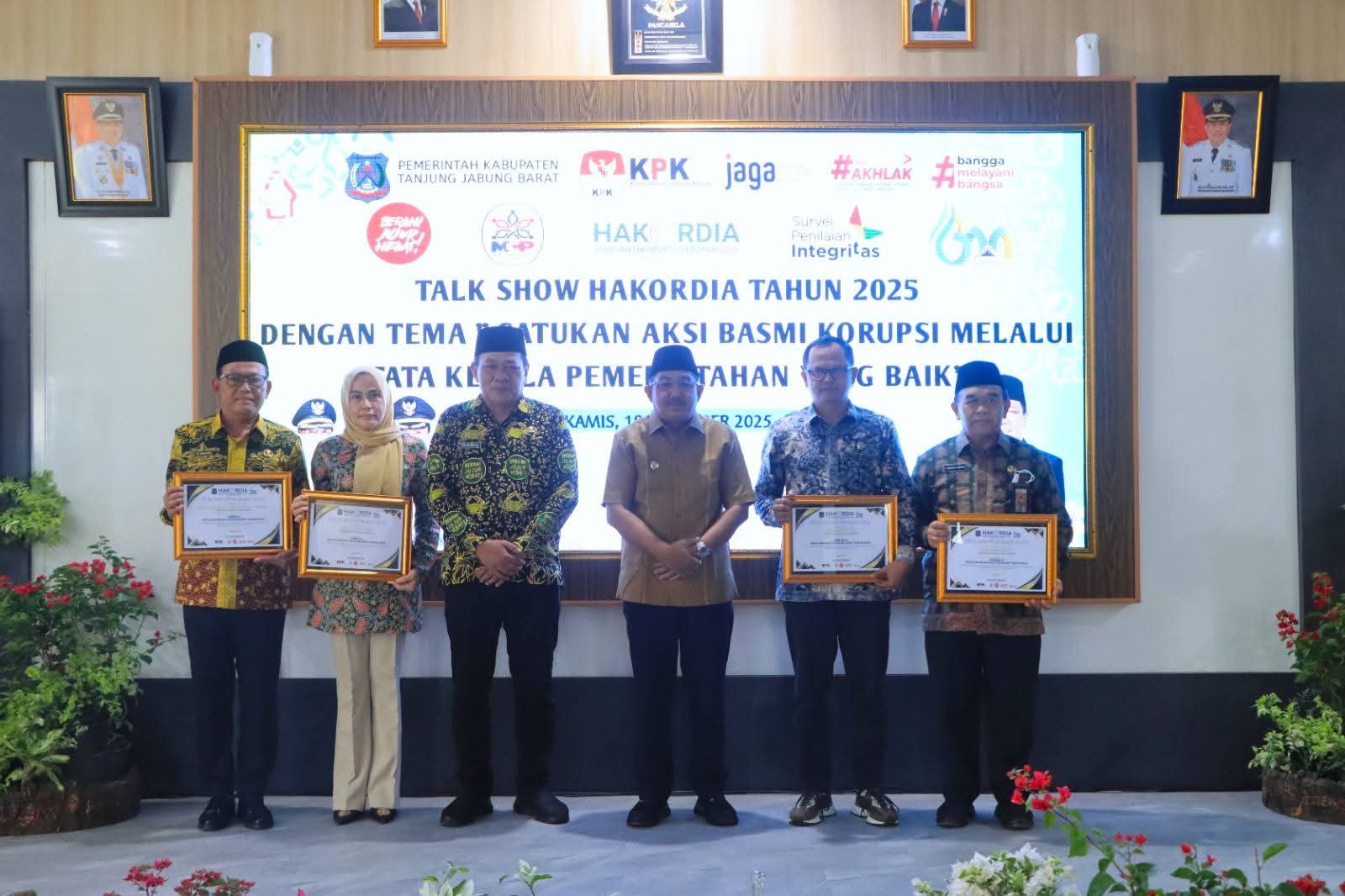 Bupati Tanjab Barat Beri Penghargaan Antikorupsi Hakordia 2025