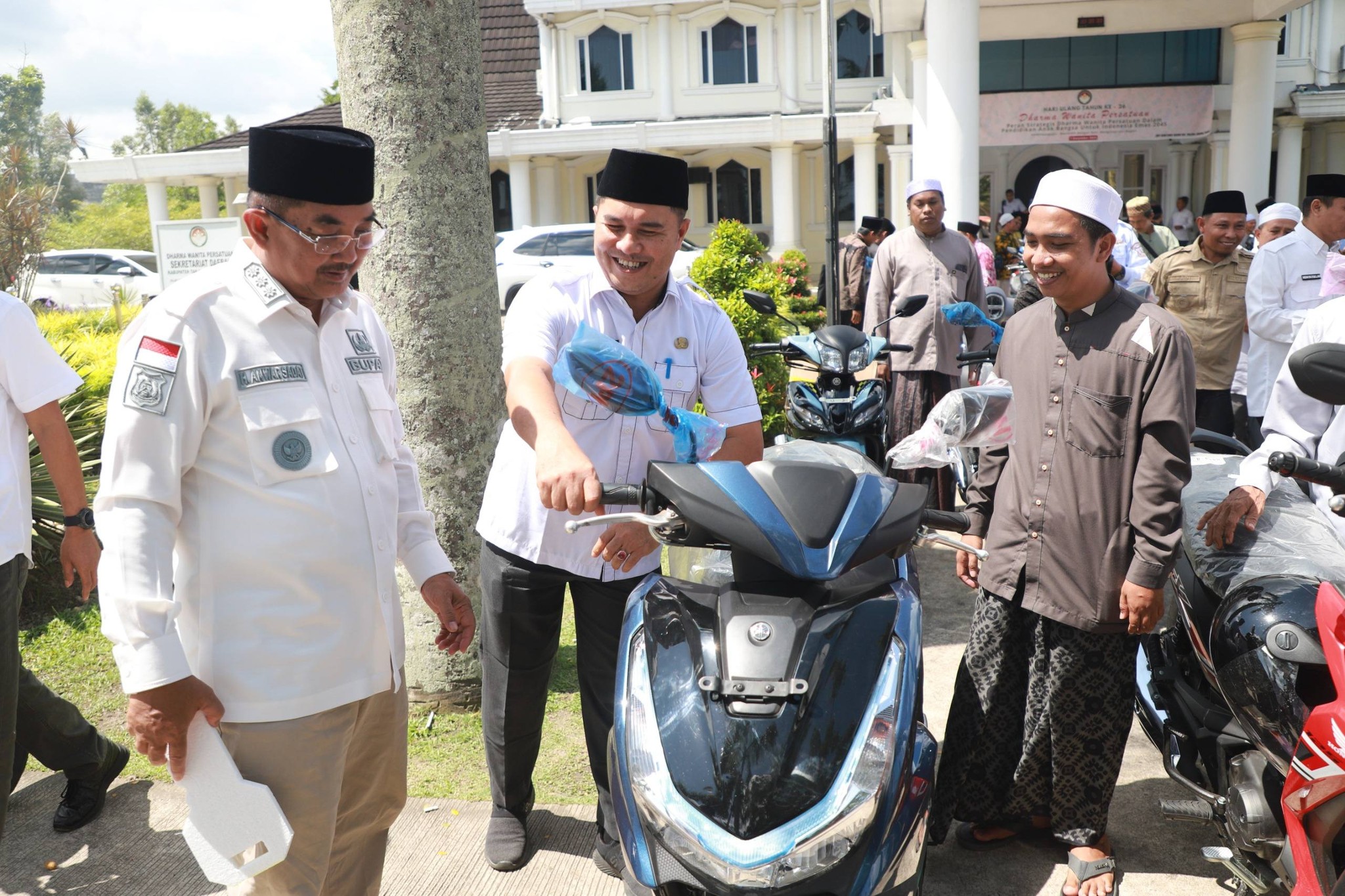 Pemkab Tanjab Barat Bagikan 59 Motor untuk Da’i Desa