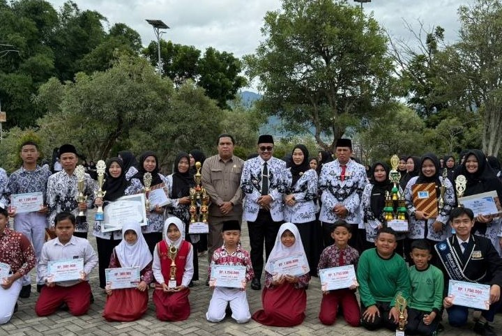 Wako Alfin Serahkan Beasiswa Sungai Penuh Juara di HGN dan HUT PGRI ke-80