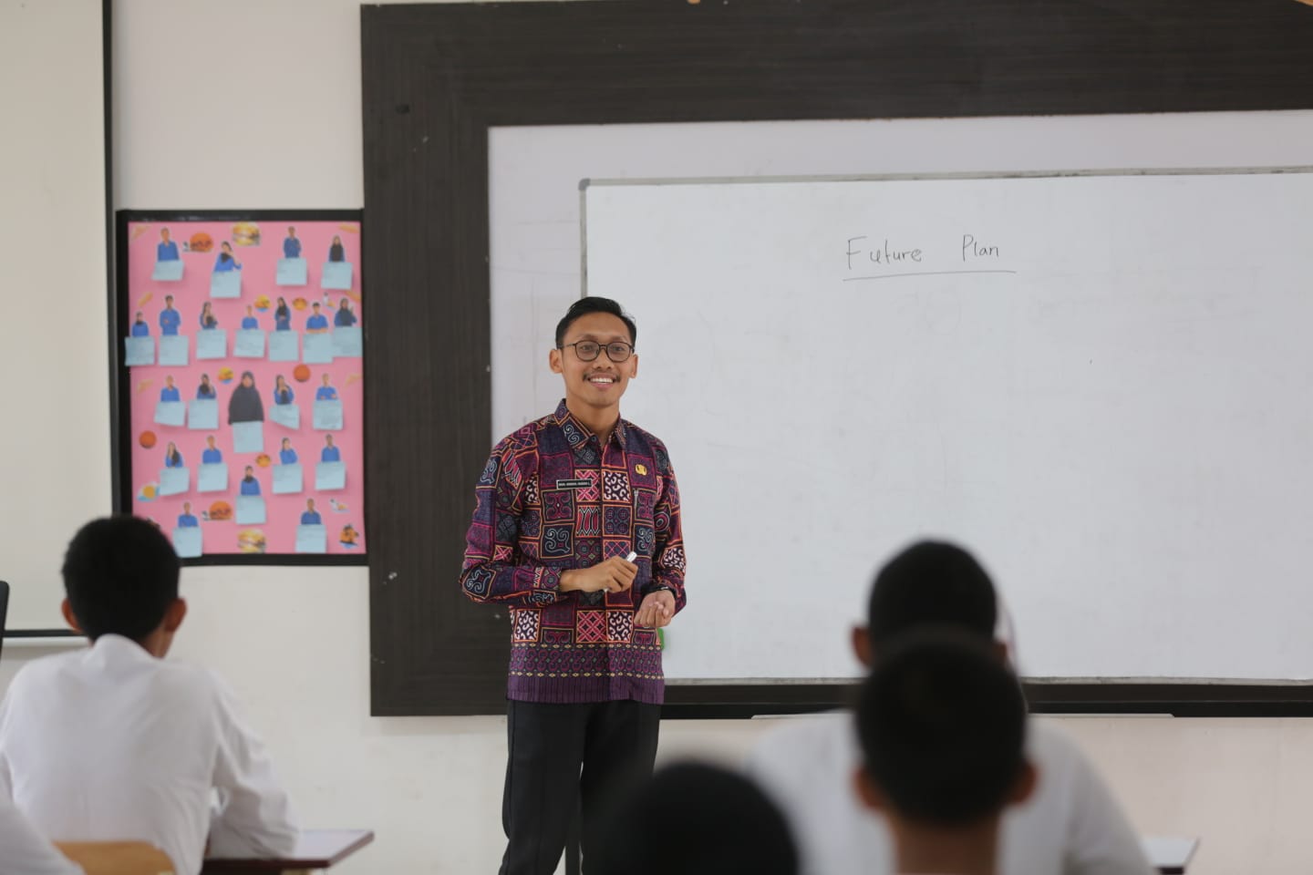 Kesepakatan Belajar Warnai Kelas Bahasa Inggris SRMA 26 Makassar