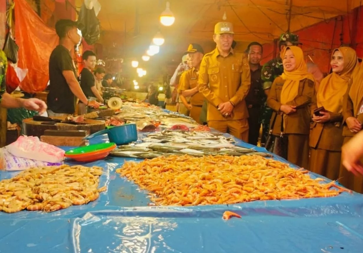 Wakil Wali Kota Sungai Penuh Azhar Hamzah meninjau harga dan ketersediaan bahan pokok pangan di Pasar Tanjung Bajure