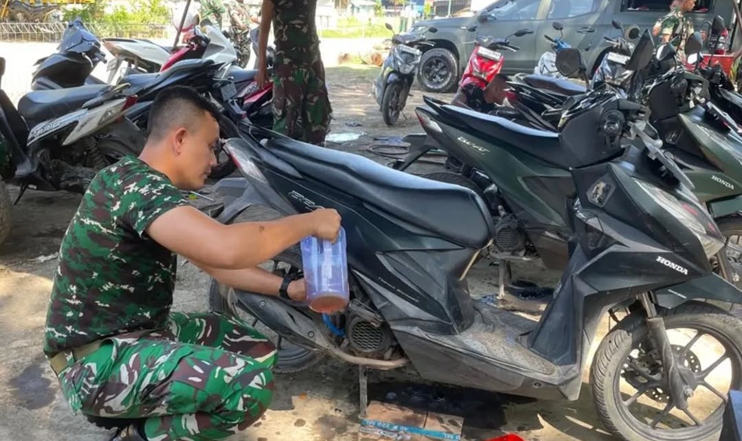 TNI Bantu Korban Banjir dengan Servis dan Ganti Oli Gratis