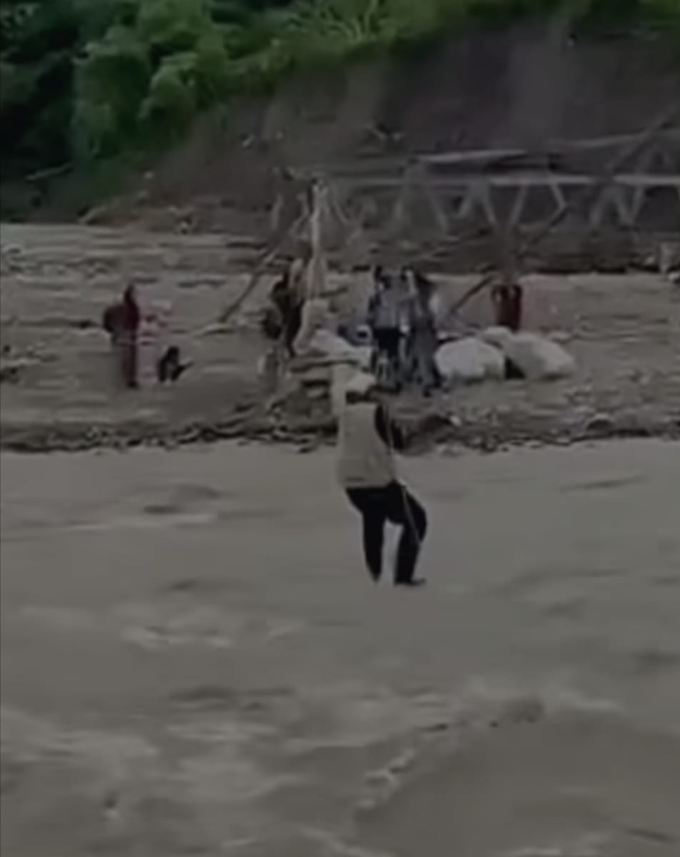 Tali Putus, Relawan Aceh Nyaris Hanyut Saat Salurkan Bantuan