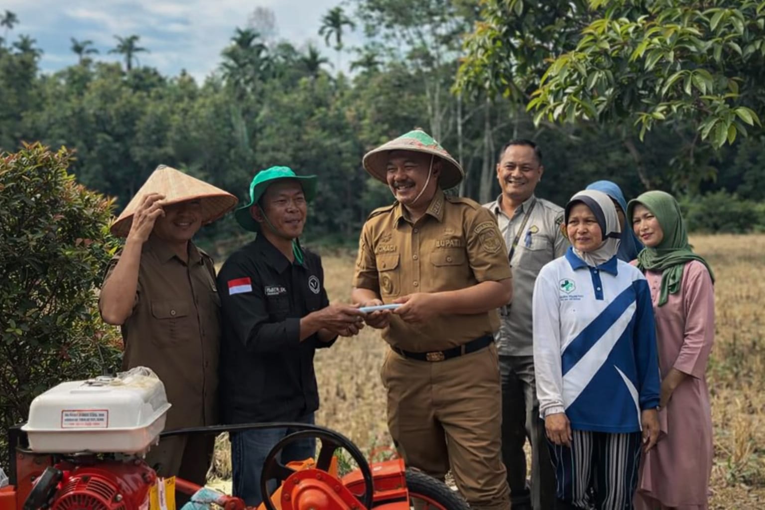 Bupati Kerinci Turun ke Sawah, Petani Siulak Dapat Hidrotiler