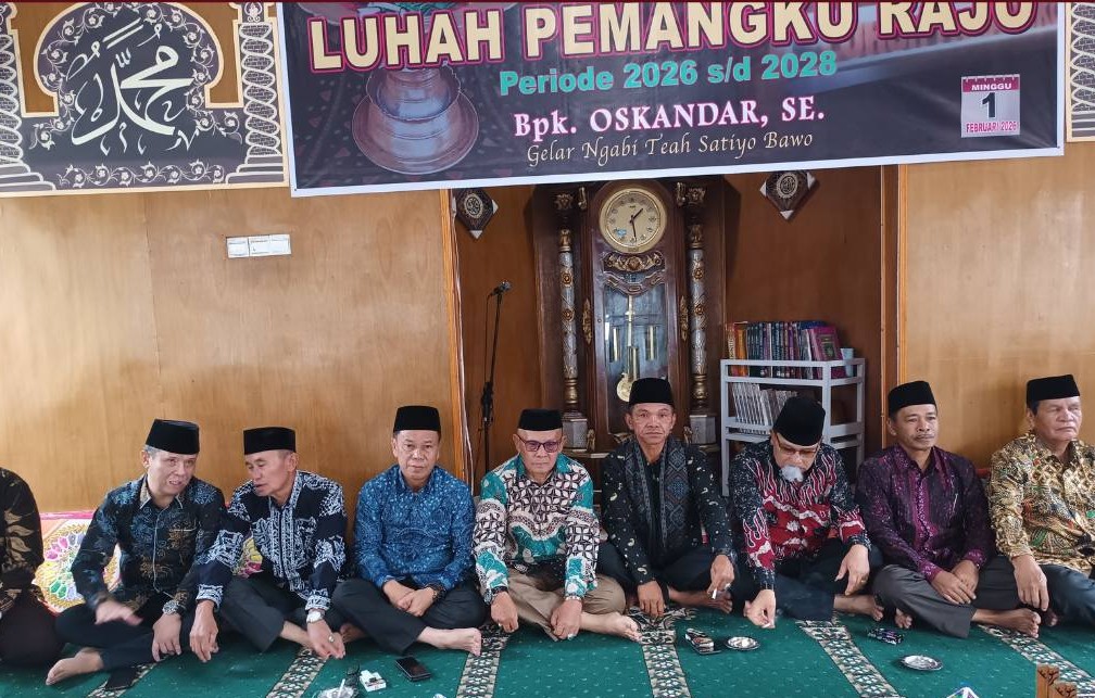 Alpian, SE, MM, memimpin peresmian Ninik Mamak Adat Luhah Pemangku Rajo periode 2026–2028, Minggu (1/2/26)