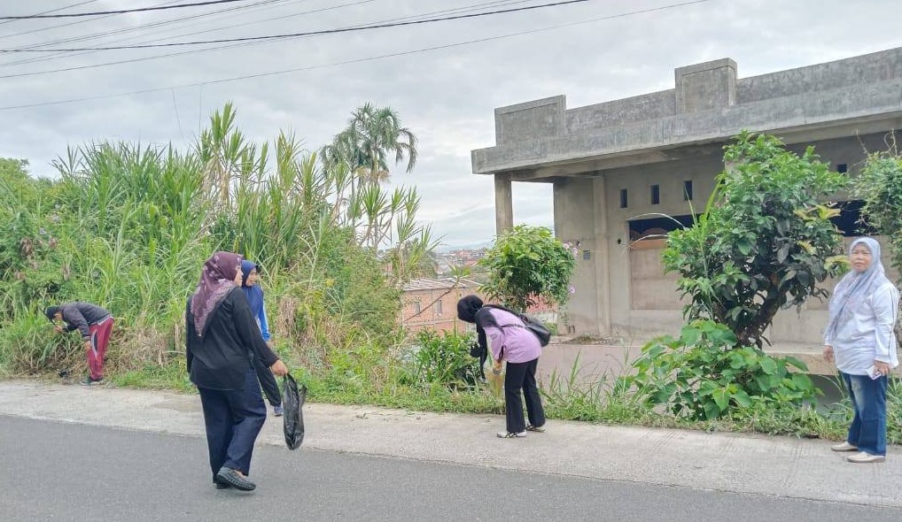 Pemerintah Kota Sungai Penuh menggerakkan gotong royong kebersihan lingkungan secara serentak di berbagai titik wilayah kota, Minggu (15/2/2026)