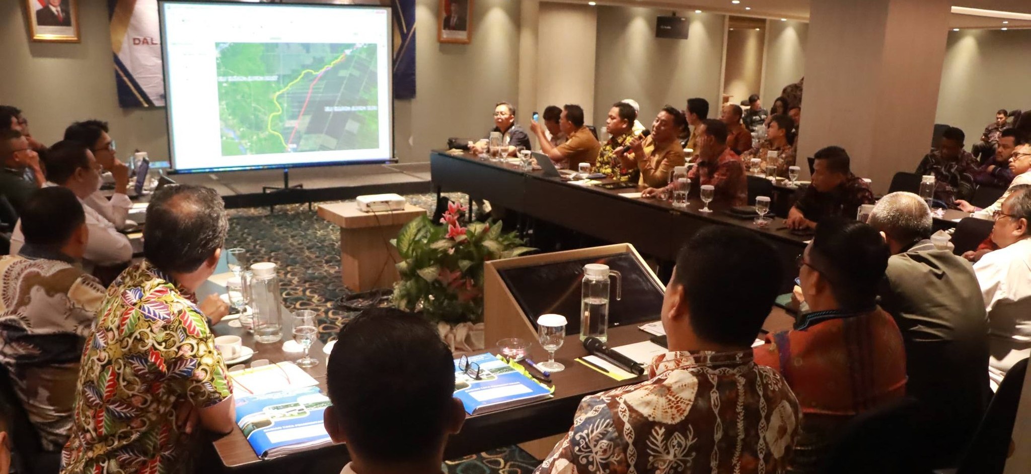 dalam rapat percepatan penegasan batas daerah yang digelar Direktorat Jenderal Bina Administrasi Kewilayahan Kementerian Dalam Negeri di Aula Hotel Orchardz Jayakarta, Jakarta Pusat, Senin (9/2/2026).