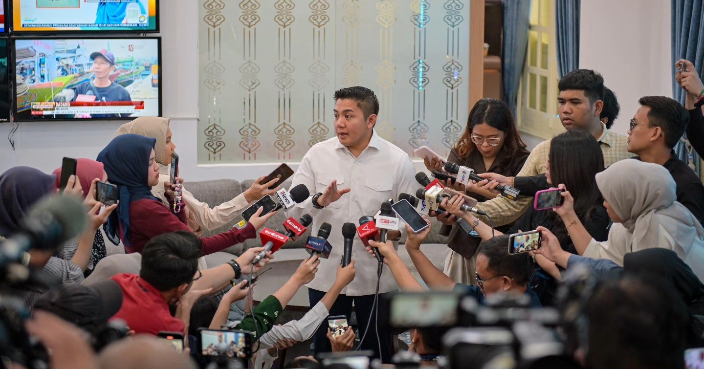 Seskab Teddy Indra Wijaya saat jumpa pers