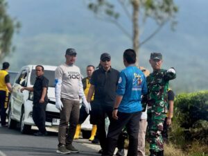Kompak! Dandim Kerinci dan Bupati Monadi Bersihkan Kawasan Wisata Kayu Aro