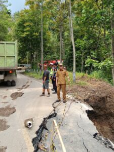 Wawako Azhar Hamzah Cek Longsor Km 5, Perbaikan Jalan Diminta Segera