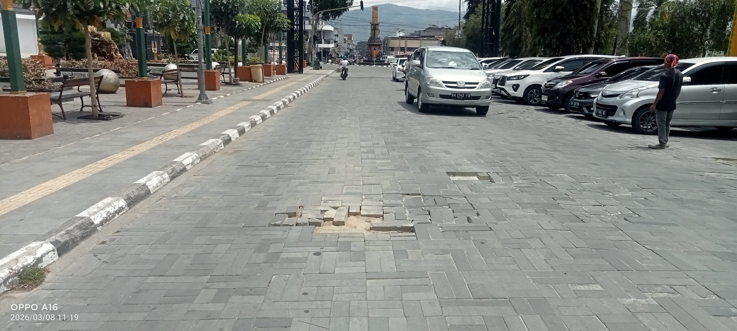 Jelang Idul Fitri, Jalan Berlubang di Depan Gedung Nasional Sungai Penuh Ancam Pengendara
