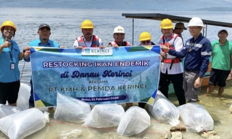 Danau Kerinci Dirawat Bersama, PT KMH Lakukan Restocking Ikan