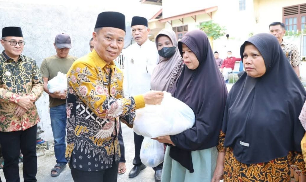 Sekda Sungai Penuh Serahkan Bantuan Sembako untuk Lansia