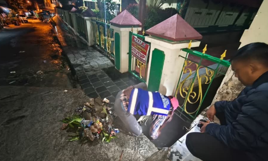 Satgas Drainase Bidang Tata Ruang, PSU, dan Pertanahan PUPR Kota Sungai Penuh membersihkan saluran drainase di sekitar Masjid Agung Pondok Tinggi,