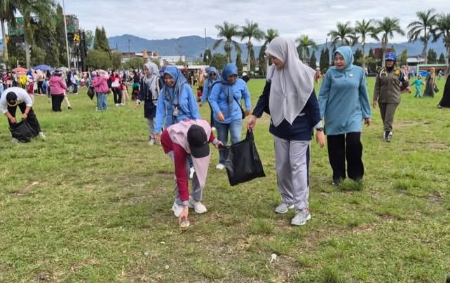 Lapangan Merdeka Dibersihkan Jelang Lebaran, Warga Diajak Gotong royong bersama