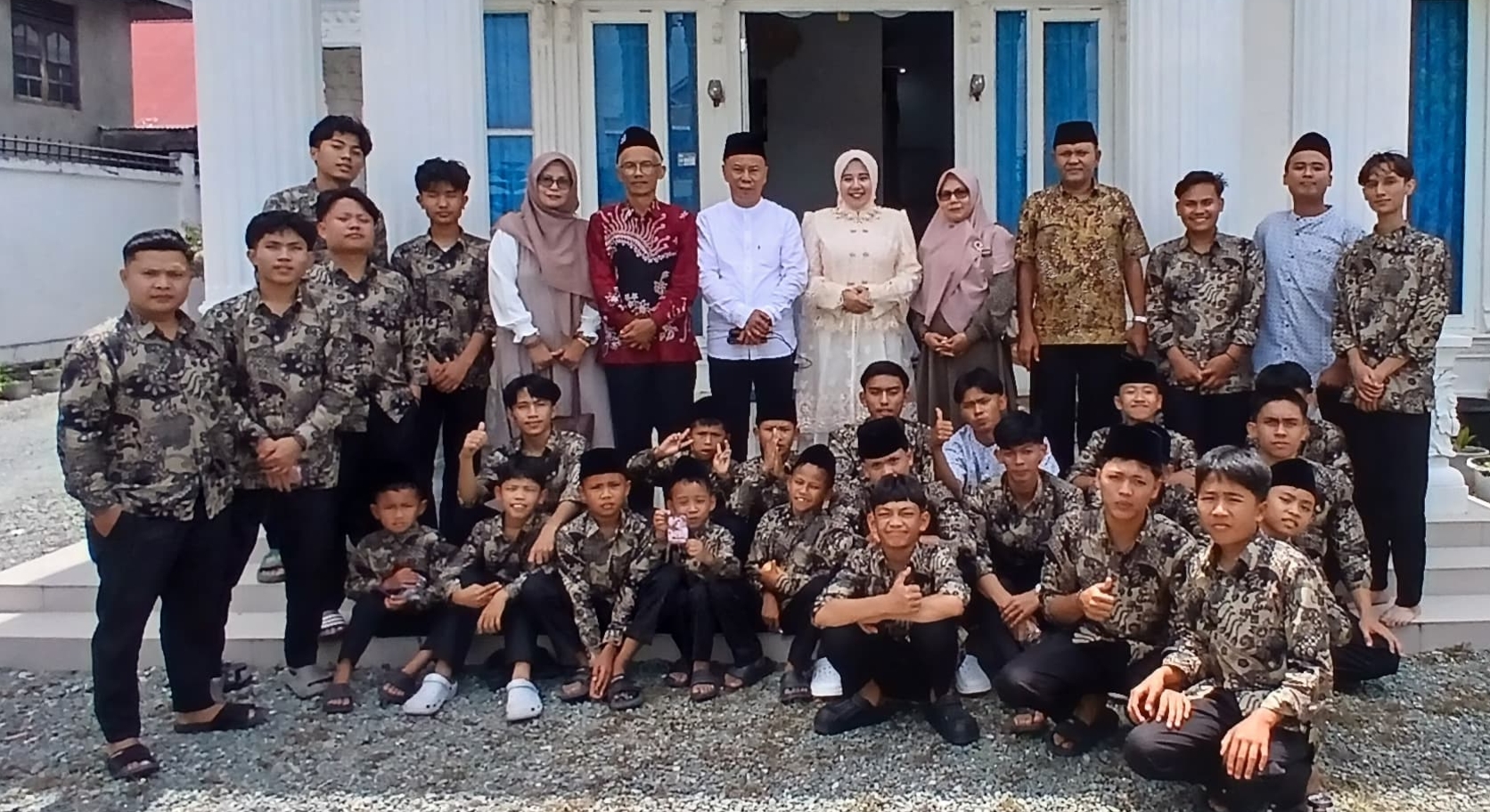 Dihari Idul Fitri, Sekda Sungai Penuh Berbagi Kebahagiaan dengan Anak Panti