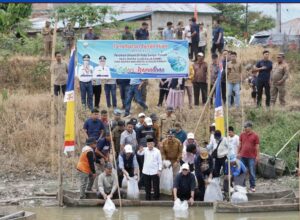 Dukung Nelayan dan Kelestarian Alam, Pemprov Jambi Tebar Benih Ikan di Sungai Penuh