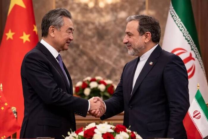 Iran Tutup Selat Hormuz, Hanya Kapal Rusia dan China Boleh Lewat