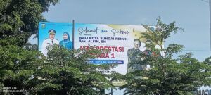 Publik Protes ! Foto Wawako Sungai Penuh dan Istri Tidak Dipasang di Billboard Prestasi Kota