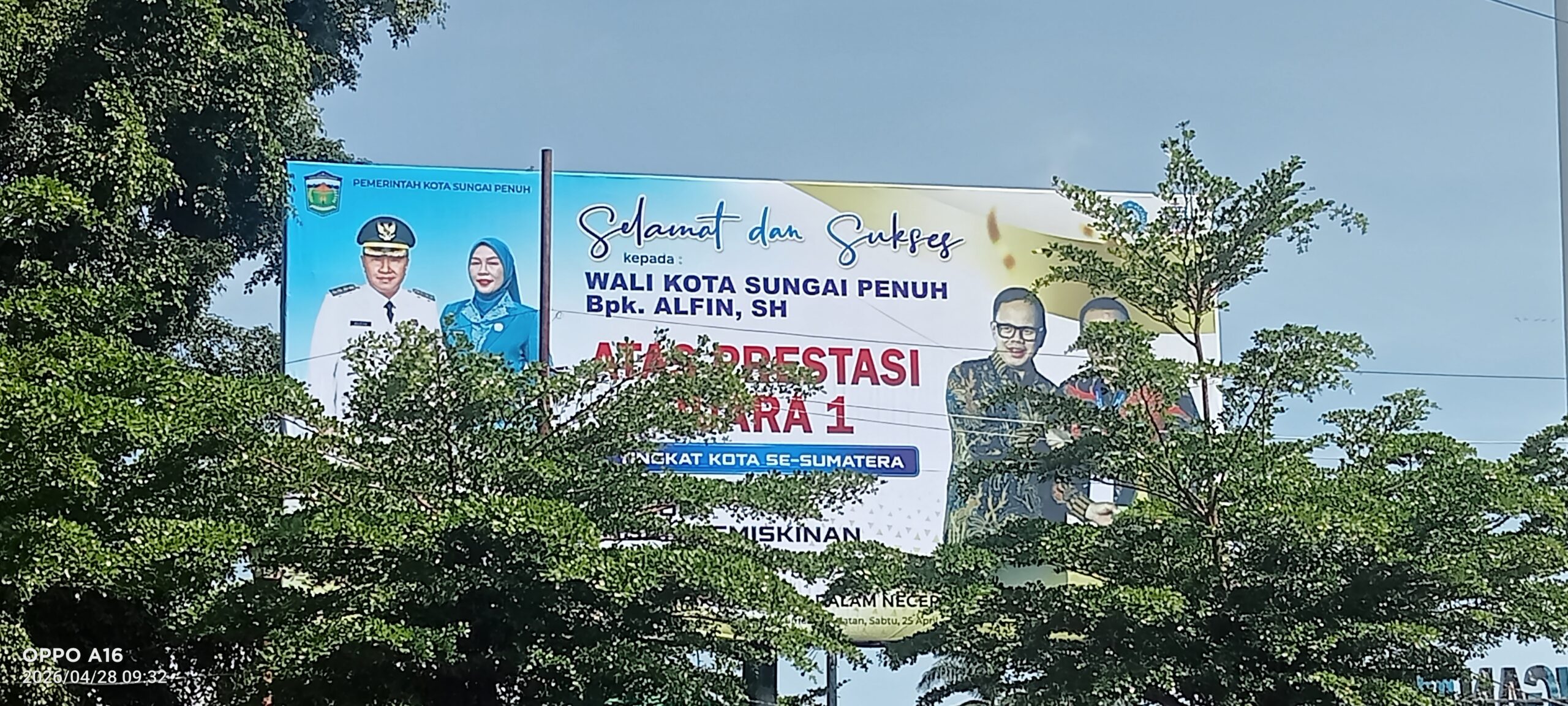Publik Protes ! Foto Wawako Sungai Penuh dan Istri Tidak Dipasang di Billboard Prestasi Kota