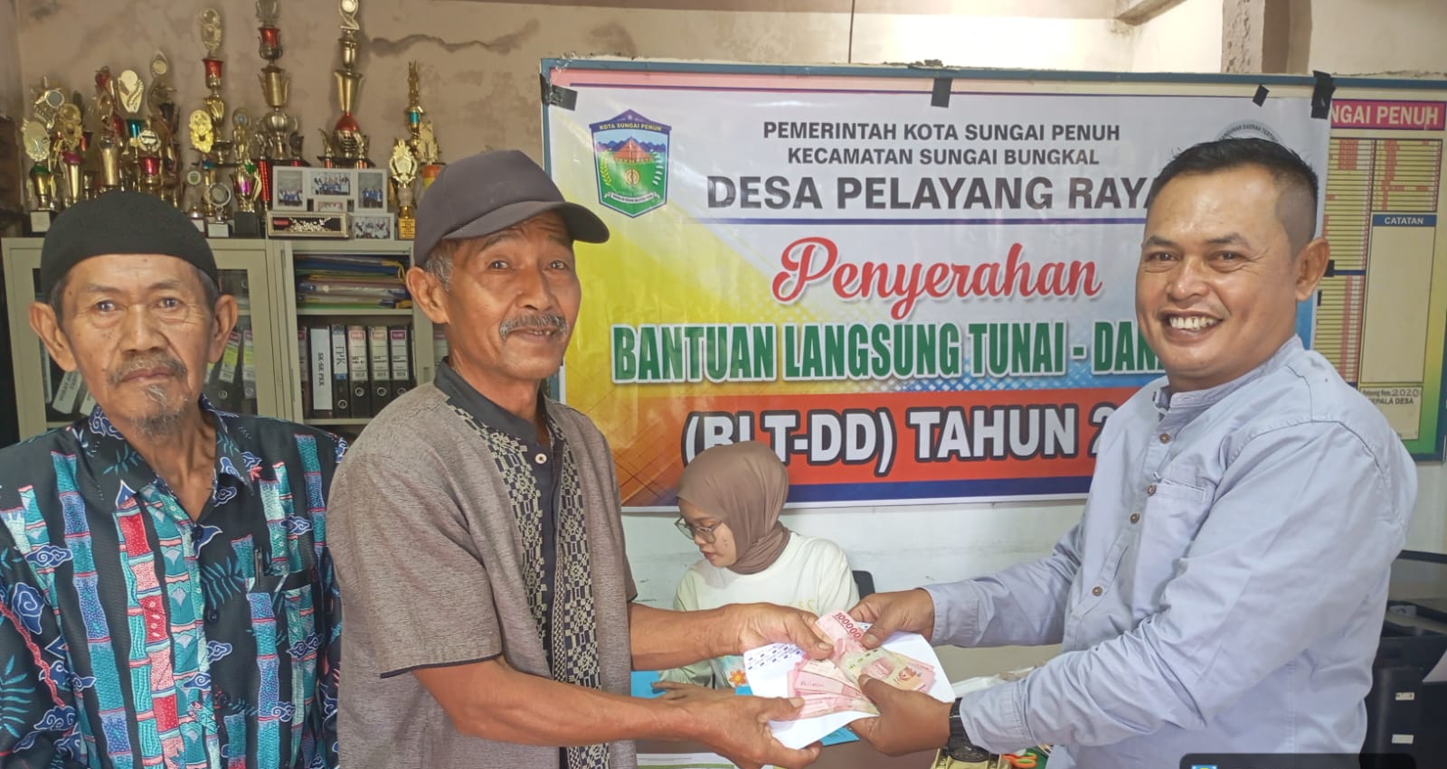 BLT Desa Pelayang Raya Cair! Warga Langsung Terima Rp1,2 Juta