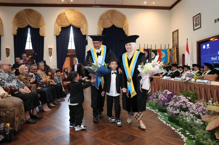suami istri jadi guru besar UGM