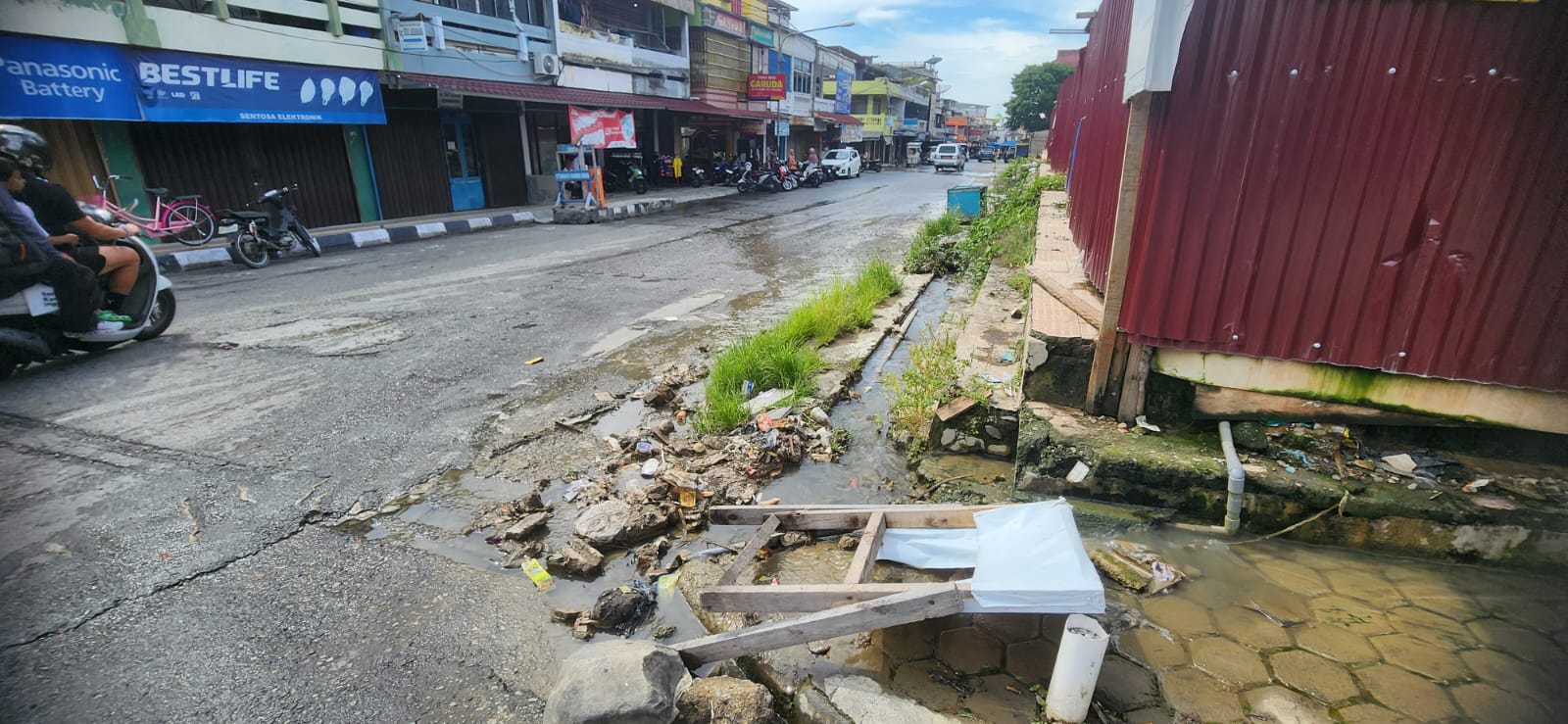 Air Meluap Kejalan, Warga Minta PT Cimendang Sakti Kontrakindo Normalisasi Drainase