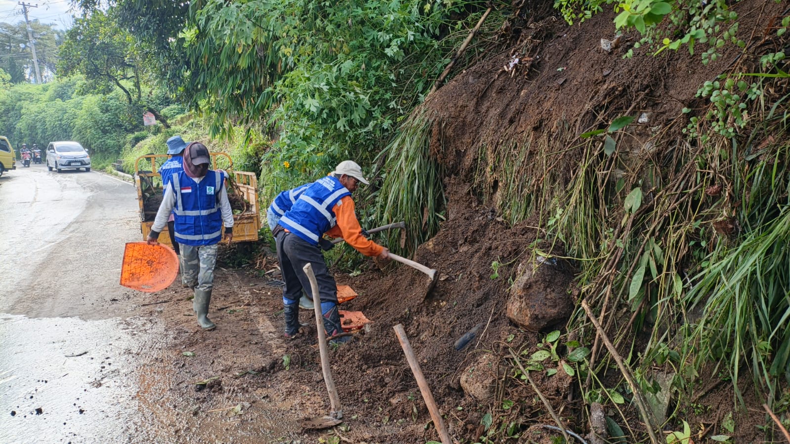 Satgas PUPR Sungai Penuh Bergerak Cepat Bersihkan Drainase Tertutup Longsor