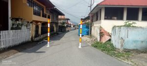 Warga Resah ! Minta Pemerintah Kota Bongkar Plang Di Tengah Jalan