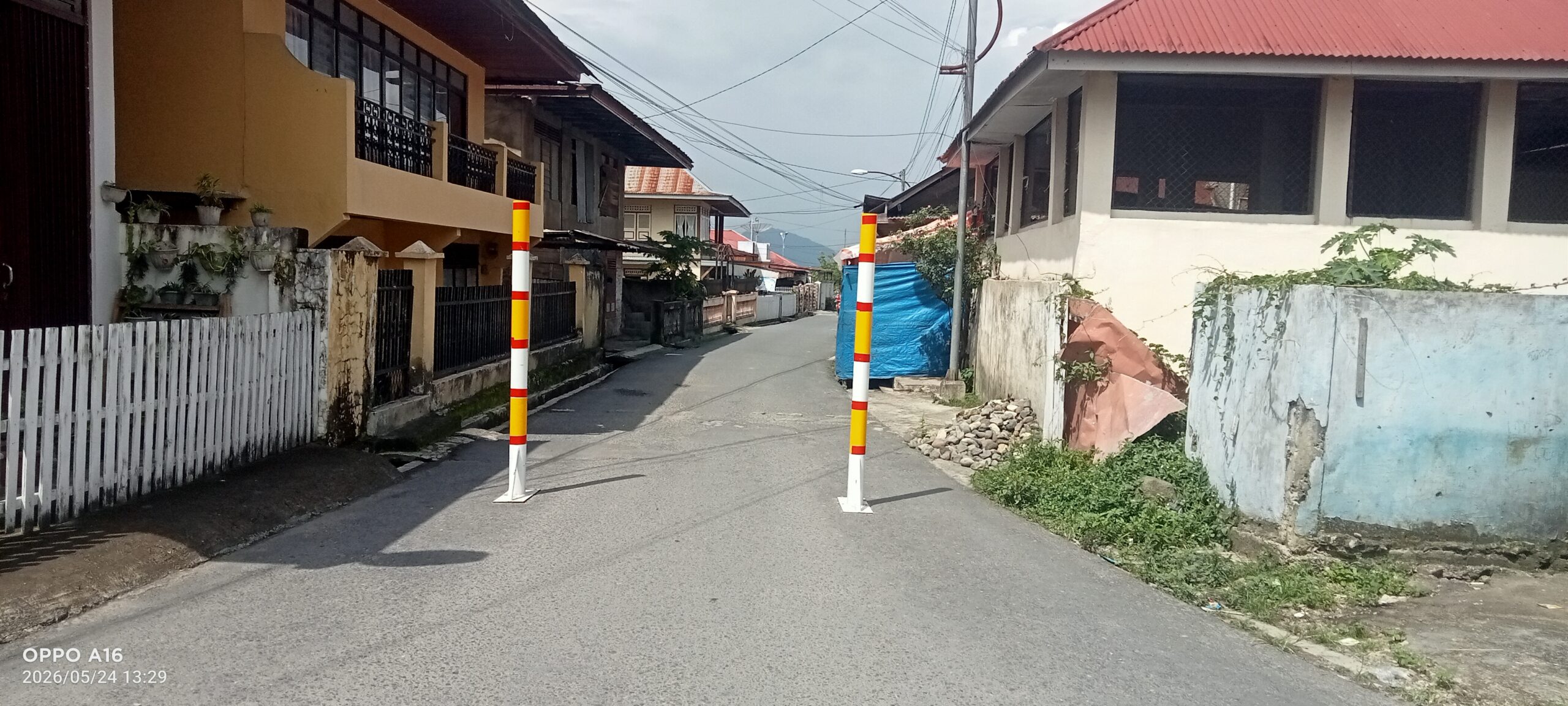 Warga Resah ! Minta Pemerintah Kota Bongkar Plang Di Tengah Jalan