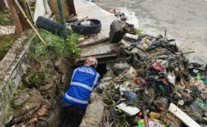 Warga Apresiasi Kinerja Dinas PUPR Pembersihan Drainase di Jalan Muradi