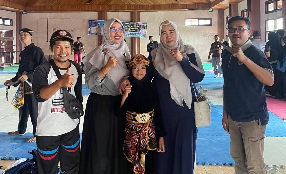 Hebat! Siswi SDN 043/XI Koto Renah Sungai Penuh Raih Juara 1 Lomba Silat