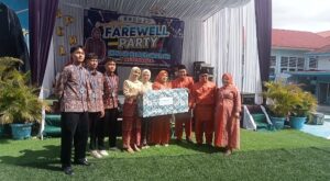 Elna Hasmita Tampil Elegan dan Berkelas di Momen Pelepasan Siswa IX SMPN 8 Sungai Penuh
