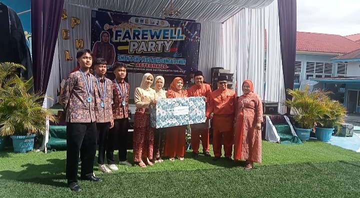 Elna Hasmita Tampil Elegan dan Berkelas di Momen Pelepasan Siswa IX SMPN 8 Sungai Penuh